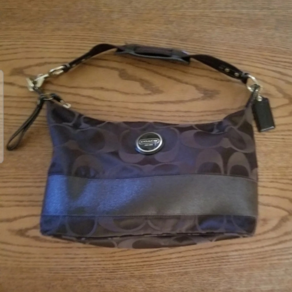 LN Coach Shoulder Bag; Medium